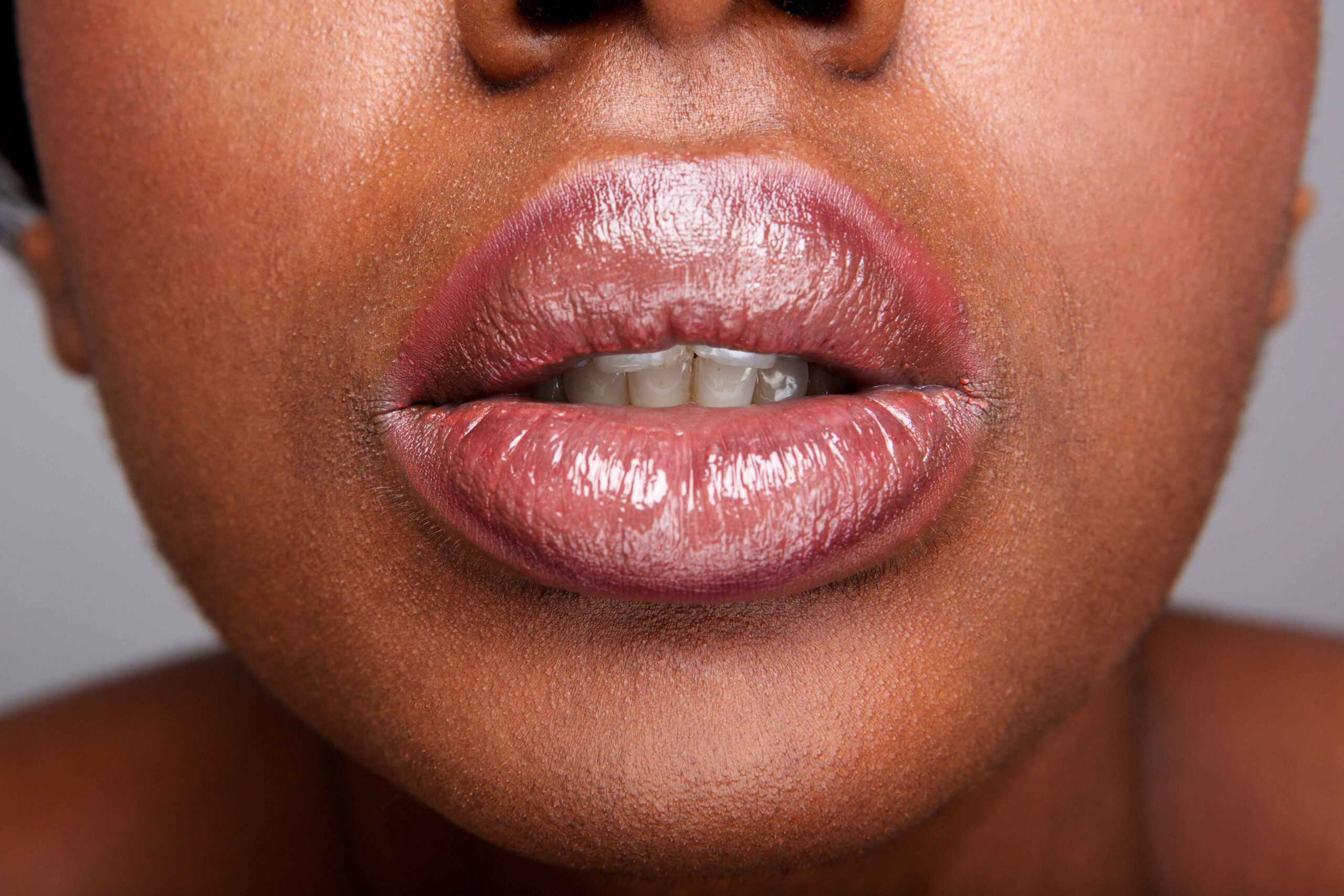 Close up beautiful african american woman with shiny lip gloss